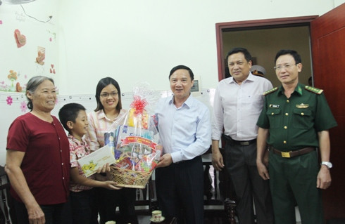 Ông Nguyễn Khắc Định trao quà tặng gia đình Thượng úy chuyên nghiệp Phạm Văn Đại.