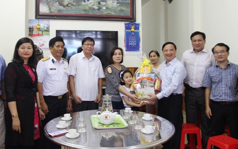Ông Nguyễn Khắc Định trao quà tặng gia đình Trung úy chuyên nghiệp Lê Thanh Quyền.