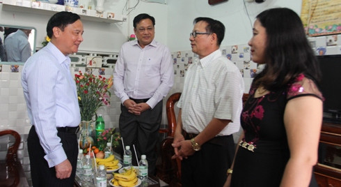 Ông Nguyễn Khắc Định thăm hỏi thân nhân gia đình Thiếu úy Nguyễn Viết Trần Như Phương.