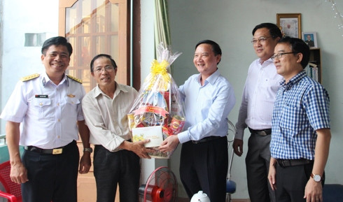 Ông Nguyễn Khắc Định thăm hỏi thân nhân gia đình chiến sĩ Nguyễn Đức Toàn.