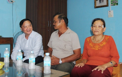 Ông Nguyễn Khắc Định thăm hỏi thân nhân gia đình chiến sĩ Nguyễn Xuân Lâm.