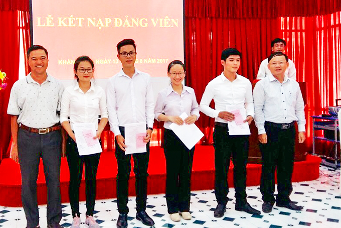 Kết nạp Đảng cho sinh viên tại Trường Đại học Nha Trang.