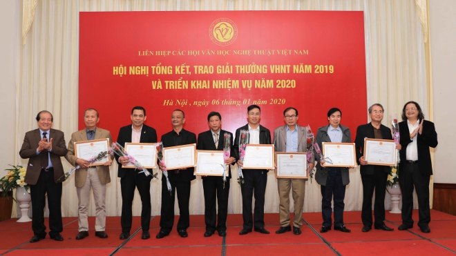 Trao giải thưởng Văn học Nghệ thuật năm 2019 cho các tác giả là hội viên các hội Văn học nghệ thuật chuyên ngành Trung ương. Ảnh: Thanh Tùng-TTXVN