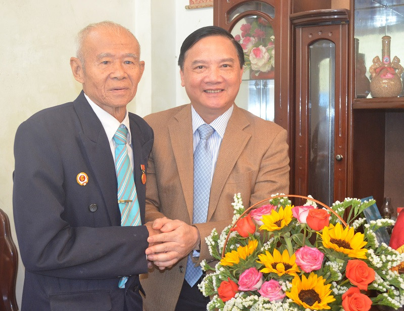 Ông Nguyễn Khắc Định trao Huy hiệu Đảng cho ông Lê Văn Hưng