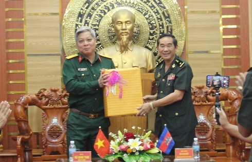 Thiếu tướng VĂN ĐARASẾT Tặng quà cho Bộ CHQS tỉnh Khánh Hòa.