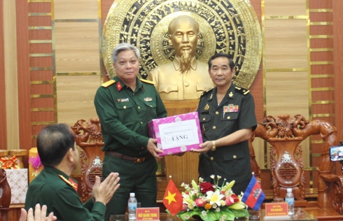 Lãnh đạo Bộ CHQS tỉnh Khánh Hòa tặng quà cho đoàn công tác.