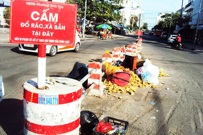 Đổ rác nơi bảng cấm