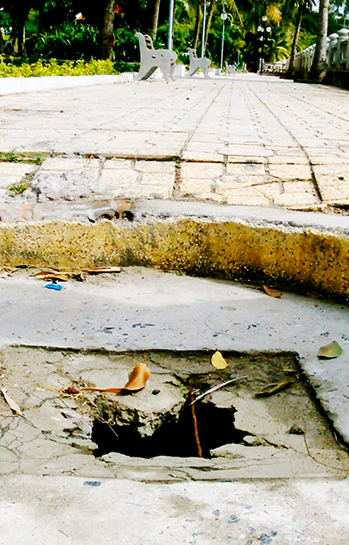 Nắp cống bể trên lối đi bộ