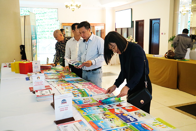 Có 24 cuốn sách giáo khoa của Nhà xuất bản Giáo dục Việt Nam được giới thiệu tại hội nghị. 