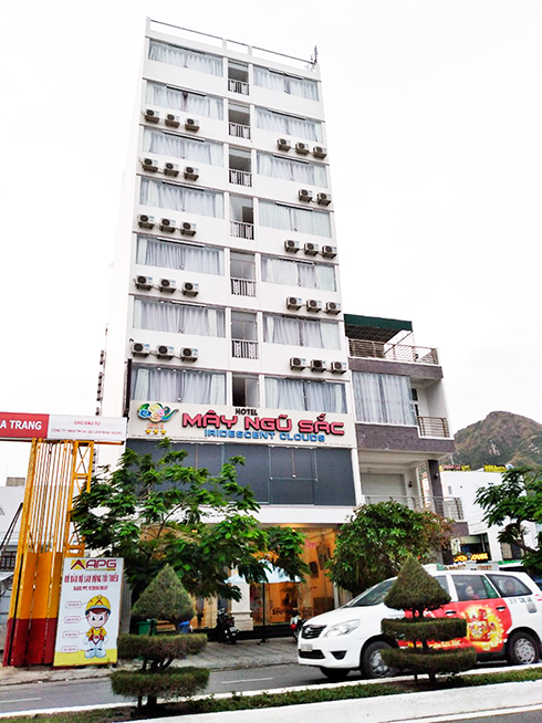 Khách sạn Mây Ngũ Sắc  trên đường Phạm Văn Đồng.