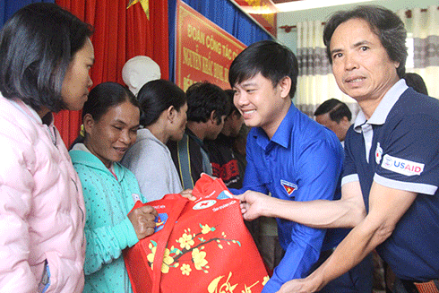 Lãnh đạo Hội Liên hiệp Thanh niên Việt Nam tỉnh, Hội Chử thập đỏ tỉnh trao quà Tết cho hộ nghèo 