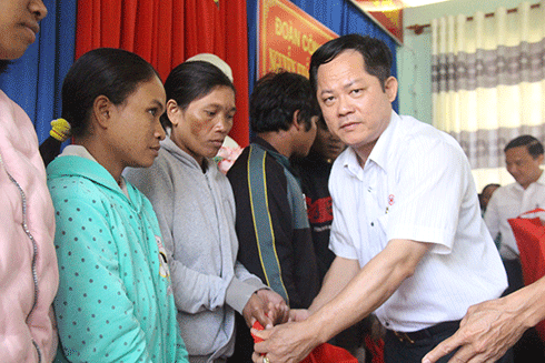 Ông Lương Thế Hùng - Chủ tịch Hội Doanh nhân trẻ Khánh Hòa trao quà Tết cho người nghèo xã Ban Cụm Nam