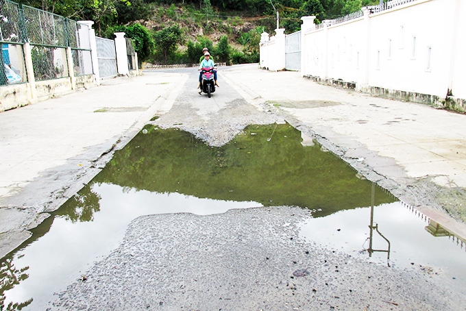 Hố ga bị tắc, gây ô nhiễm