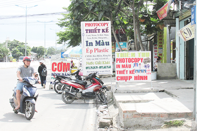 Chiếm dụng lòng đường để buôn bán