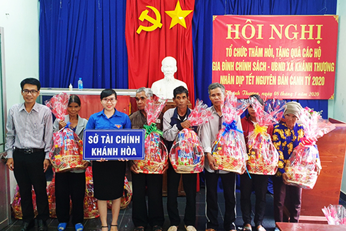 Lãnh đạo Sở Tài chính tặng quà Tết cho người dân