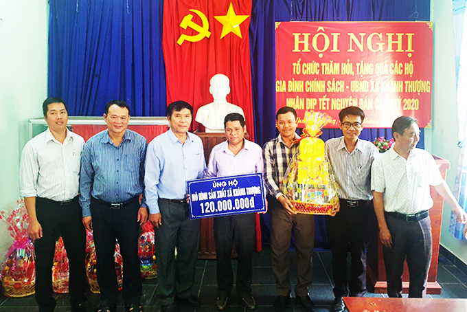 Đại diện các đơn vị trao tượng trưng số tiền hỗ trợ các mô hình sản xuất.