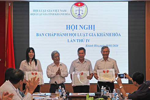 Các tập thể, cá nhân nhận bằng khen của Hội Luật gia Việt Nam.