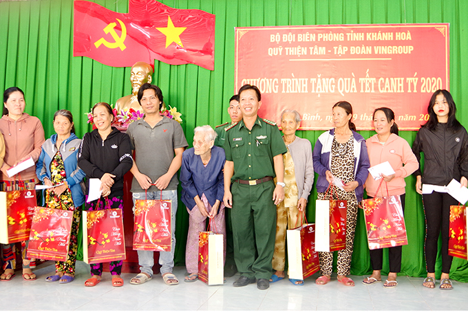 Tặng quà cho 100 hộ nghèo trên tuyến biên giới biển