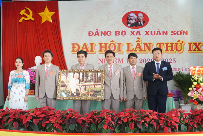 Ông Võ Hoàn Hải - Tỉnh ủy viên, Bí thư Huyện ủy Vạn Ninh (bìa phải) tặng quà lưu niệm chúc mừng đại hội.