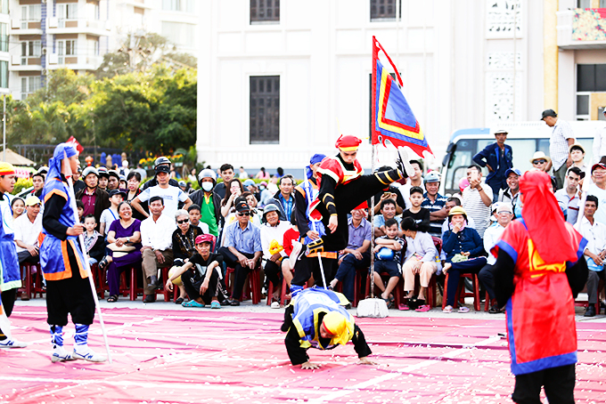 Hội thi cờ người, một trong các hoạt động thể thao  được trông đợi nhất vào ngày Tết.