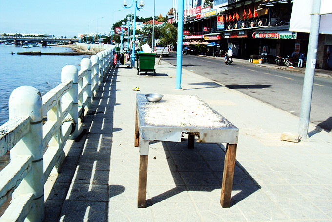 Nhếch nhác nơi hành lang đi bộ