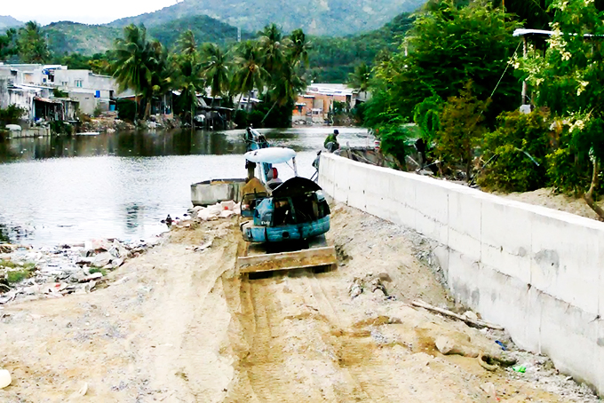 Xây tường kè chống sạt lở cầu Văn Đăng