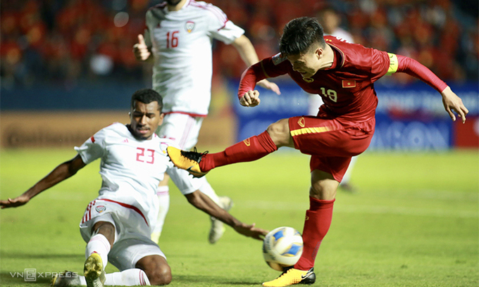 UAE gây ra nhiều khó khăn cho đội hình non kinh nghiệm của Việt Nam. Ảnh: Lâm Thỏa.