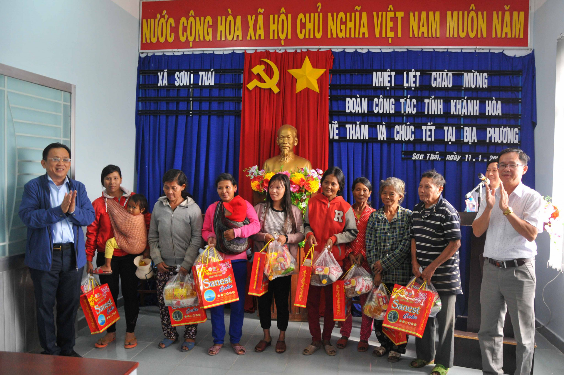 Đồng chí Lê Hữu Hoàng (bìa trái) trao quà Tết cho người dân địa phương 