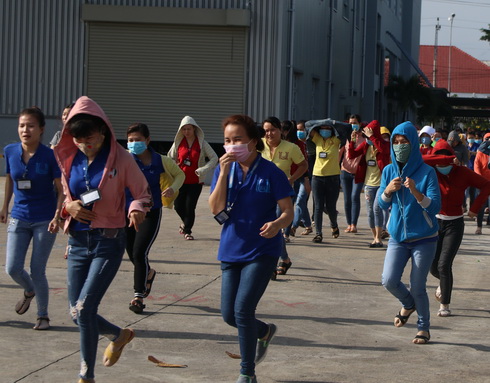 1.800 nhân viên công ty may mặc diễn tập phương án chữa cháy