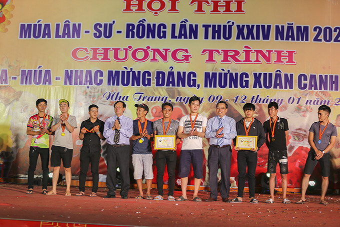 Ban tổ chức trao giải cho các câu lạc bộ, đội lân đạt thành tích hội thi.