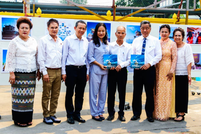 Trao tặng Lịch Trường Sa cho kiều bào  tại Thái Lan. 