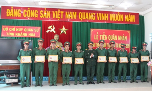 Các quân nhân hoàn thành xuất sắc nhiệm vụ được Bộ CHQS tỉnh khen thưởng.