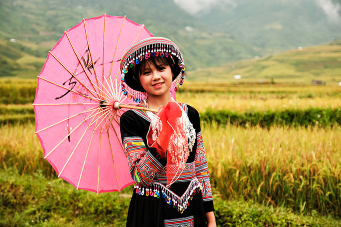 Cô gái H’Mông  với trang phục cổ truyền đẹp mắt.