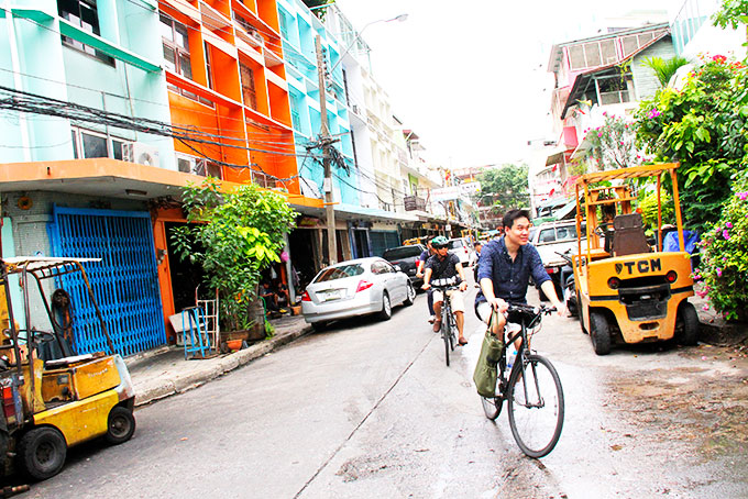 Đạp xe qua khu phố ở Bangkok.