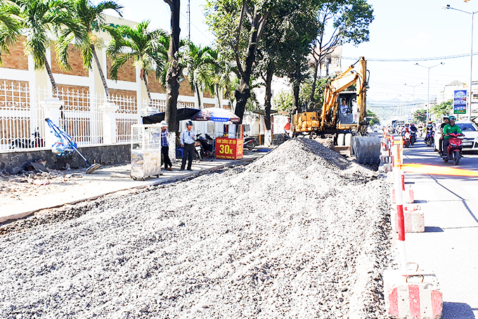 Thảm nhựa, bồi hoàn mặt đường cho nhân dân đón Tết