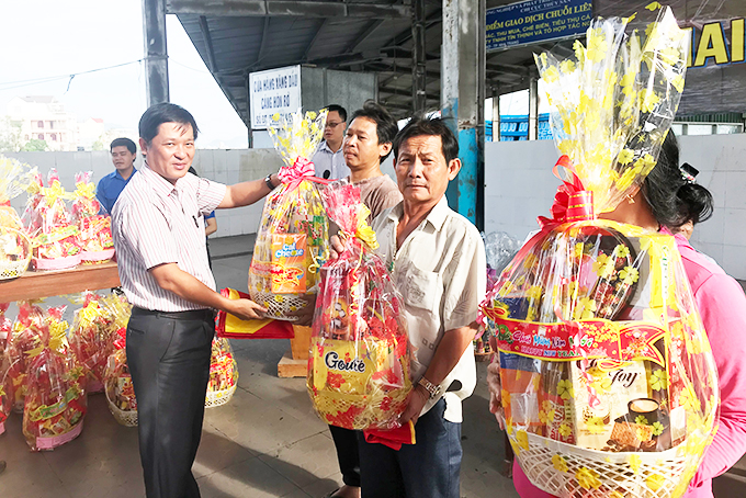 Lãnh đạo Sở Nông nghiệp và Phát triển nông thôn trao quà cho ngư dân. 