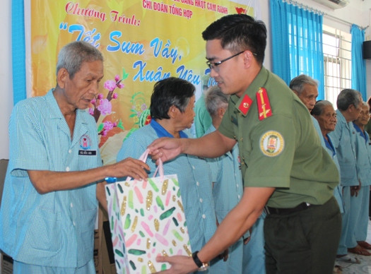 Các thành viên của đoàn trao quà Tết cho các đối tượng người cao tuổi tại Trung tâm Bảo trợ xã hội tỉnh.