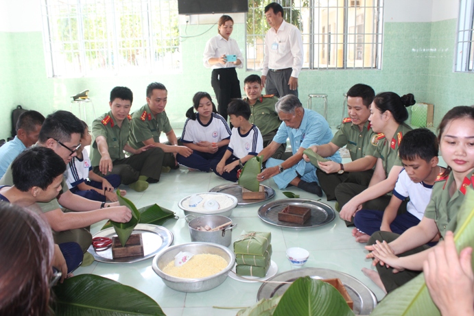 Tổ chức gói bánh chưng cùng các đối tượng kém may mắn.