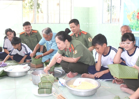 Hoạt động gói bánh chưng tạo niềm vui cho các đối tượng bảo trợ xã hội.