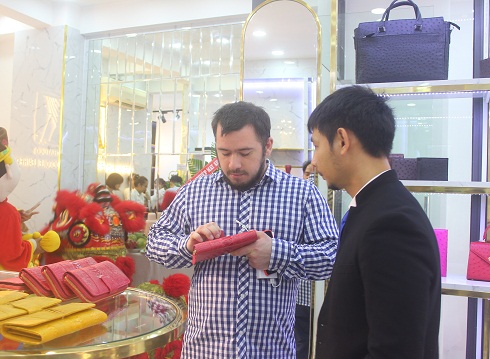 Khai trương showroom thời trang da đà điểu, cá sấu thứ 3 tại Khánh Hòa