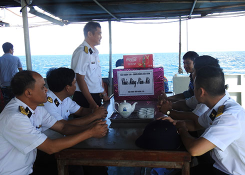 Tặng quà cho cán bộ, chiến sĩ Tàu 740 thực hiện nhiệm vụ trực Tết trên biển.