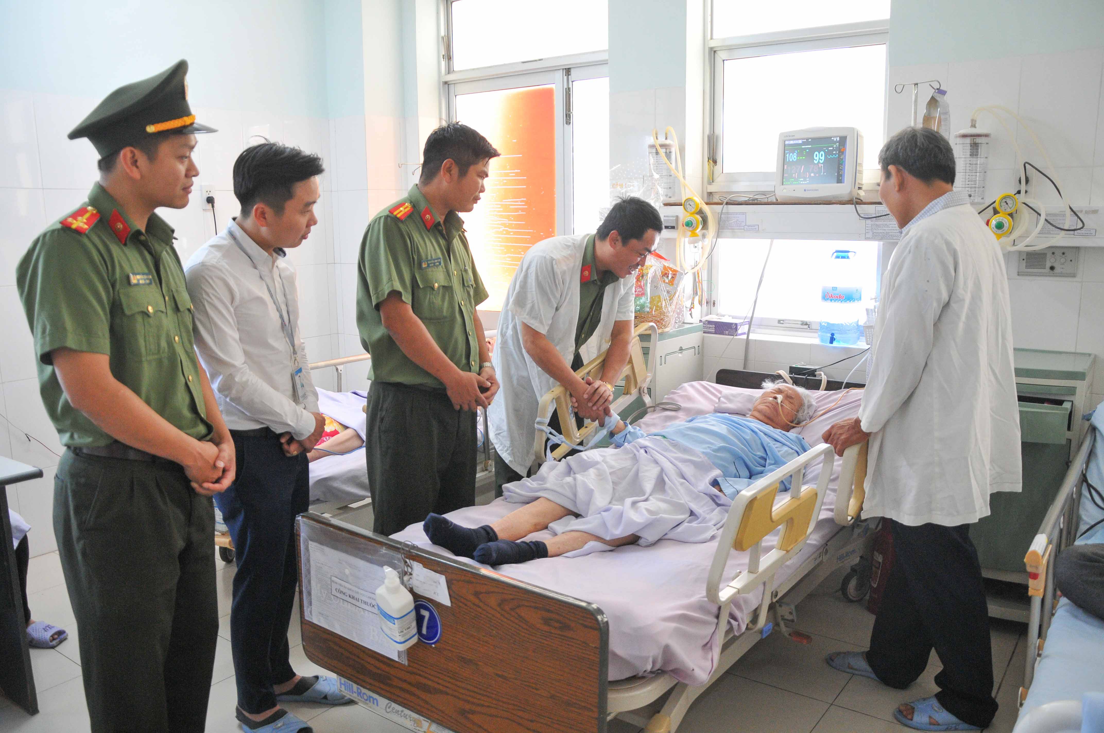 Tặng quà Tết cho mẹ Việt Nam anh hùng và các học sinh có hoàn cảnh khó khăn