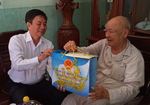 Ông Lữ Thanh Hải - Phó Trưởng đoàn chuyên trách Đoàn đại biểu Quốc hội tỉnh, trao tặng quà cho ông Võ Thanh Tòng