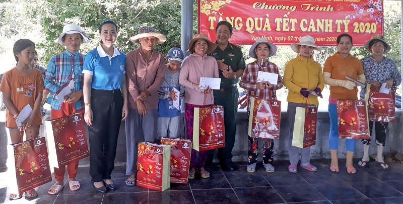 Các hộ phụ nữ nghèo nhận quà Tết tại Vạn Ninh
