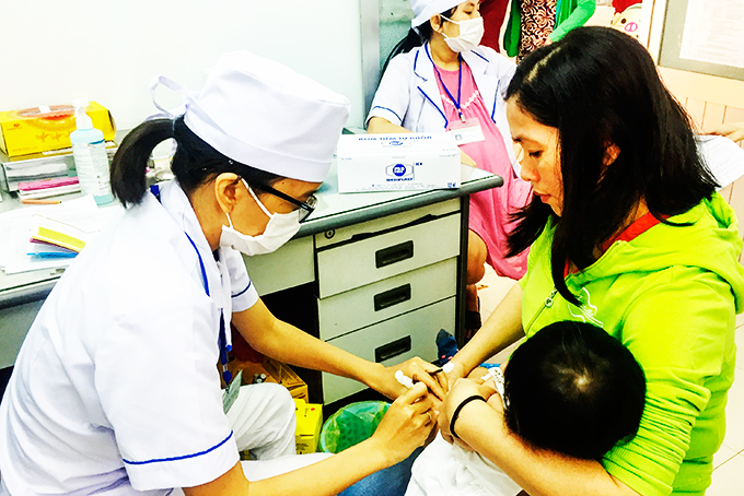 Tiêm chủng cho trẻ tại Trạm Y tế ở TP. Nha Trang.