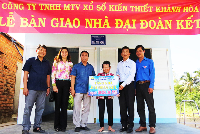 Bàn giao 10 nhà đại đoàn kết cho hộ nghèo huyện Khánh Vĩnh và Vạn Ninh