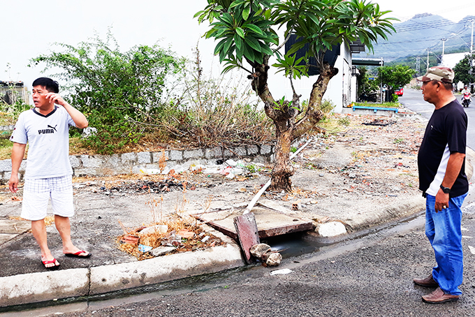 Đường ống xả thải vô tư đưa ra đường.