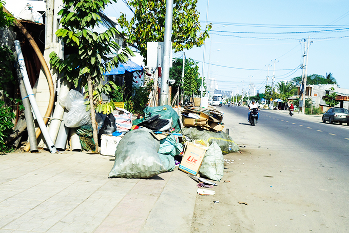 Phế liệu chiếm vỉa hè, lòng đường