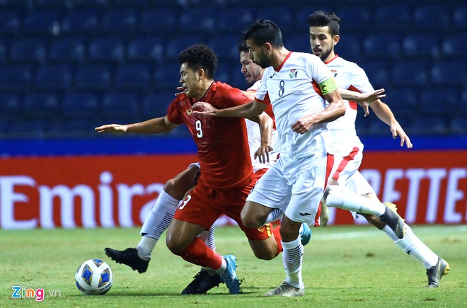 Duc Chinh plays hard in clash with Jordan (Photo: Quang Thinh)