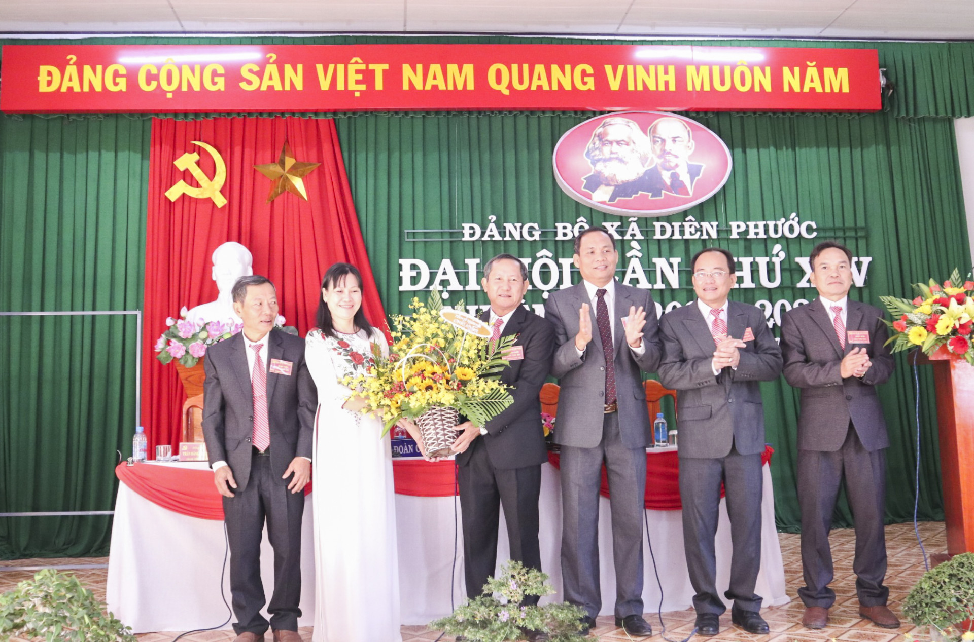 Ông Nguyễn Văn Ghi tặng hoa chúc mừng Đại hội Đảng bộ xã Diên Phước.